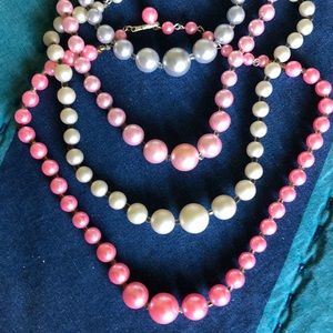 Set of 4 pearly necklaces